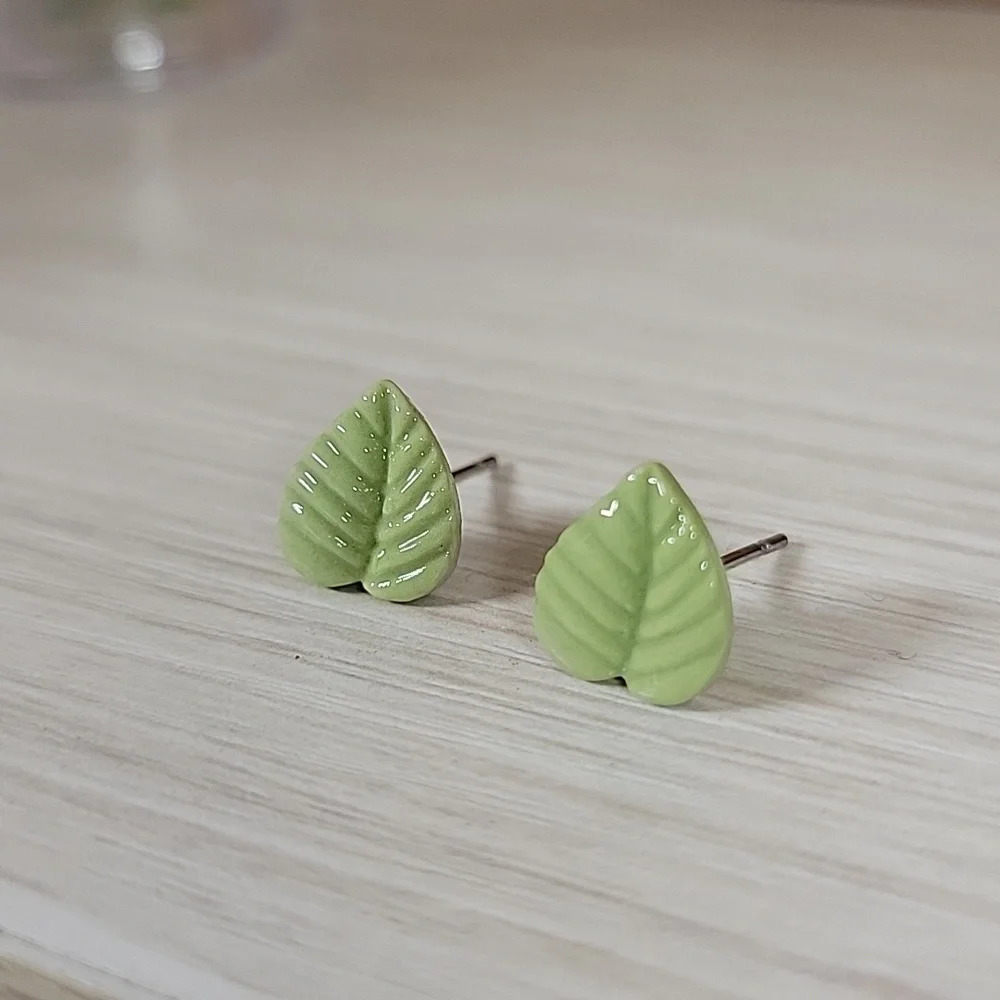 🔥LAST PAIR🔥 Ceramic Leaf Stud Earrings - Picture 5 of 7